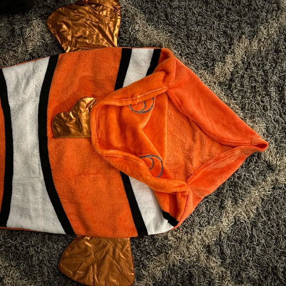 NWOT Finding Nemo Snuggie - Picture 2 of 2
